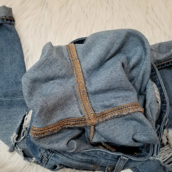 AMERICAN EAGLE Mom Jeans Comfort Stretch Waistband Light Blue Wash Size 00R. - Picture 15 of 17